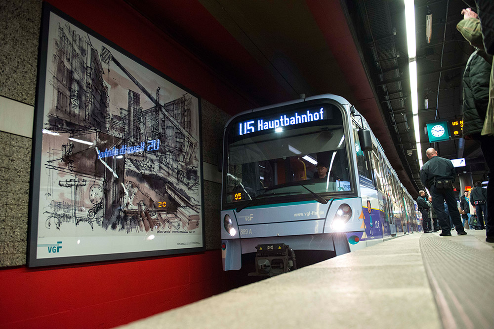 Eine Attraktion in der Frankfurter U-Bahn: Ferry Ahrlés U-Bahnzeichnungen hängen dauerhaft in der U-Bahn-Station Konstablerwache