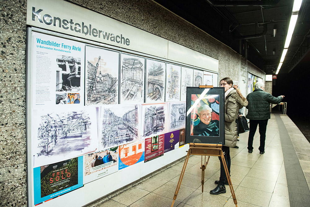 Info-Tafeln informieren über Ferry Ahrlé und seine U-Bahn-Zeichnungen