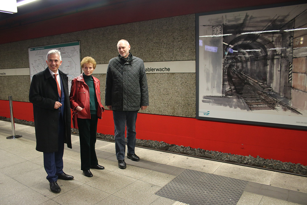 Erfreut über die Kunst in der U-Bahn: (v.l.) Oberbürgermeister Peter Feldmann, Sigrid Ahrlé und Thomas Wisgott (Geschäftsführer VGF)